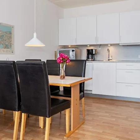 6 Person Apartment *